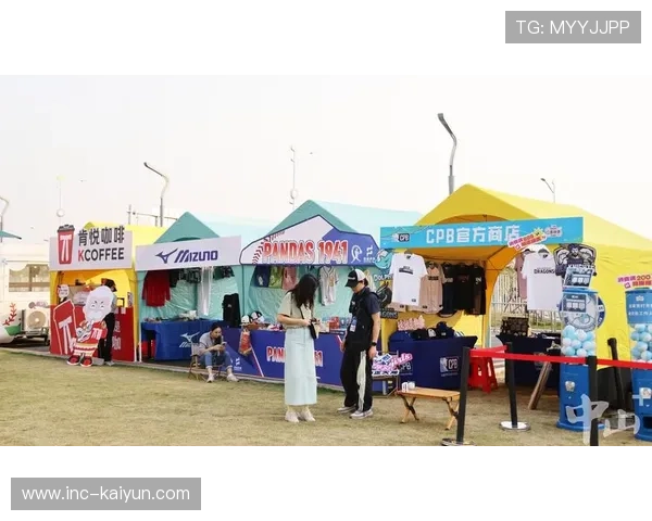 CPB联赛亲子嘉年华活动举行,“小小播报员”近距离感受棒球文化。 CPB联赛亲子嘉年华活动举行,“小小播报员”近距离感受棒球文化。